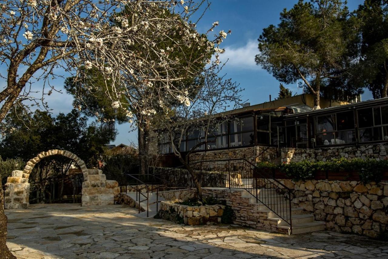 Logos Hotel In Yad Hashmona Extérieur photo