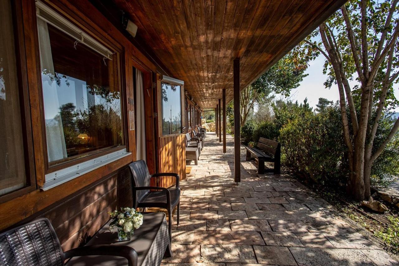 Logos Hotel In Yad Hashmona Extérieur photo